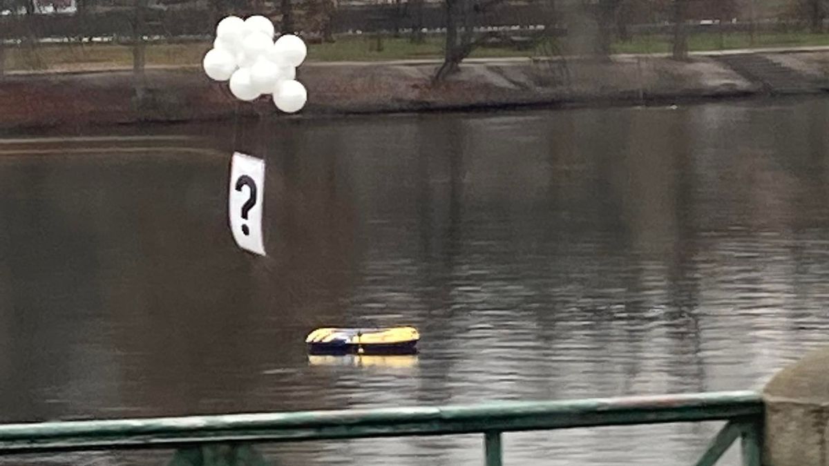 Po Vltavě pluje „Zemanův“ žlutý člun